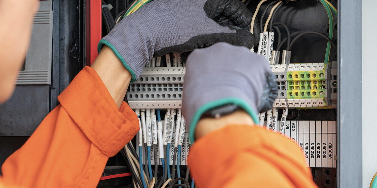 denatec-electrical-and-instrument-technician-wiring-cable-at-terminal-and-junction-box-an-oil-rig-worker