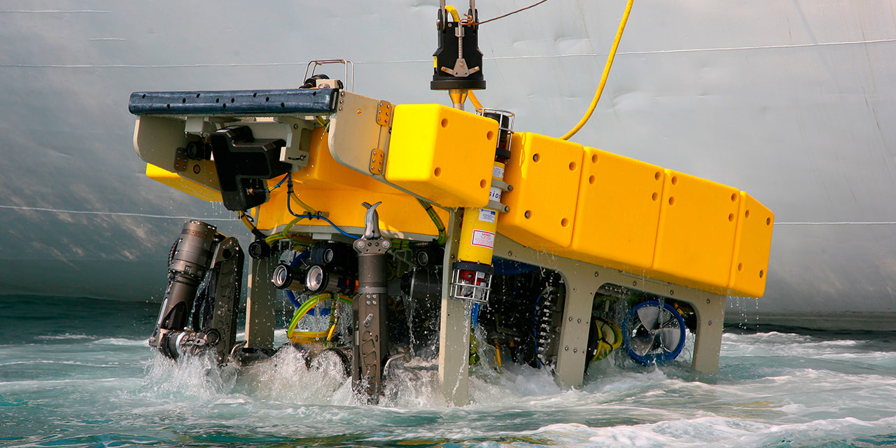 denatec-remotely-operated-underwater-vehicle-rov-lifting-on-board-of-carrier-vessel